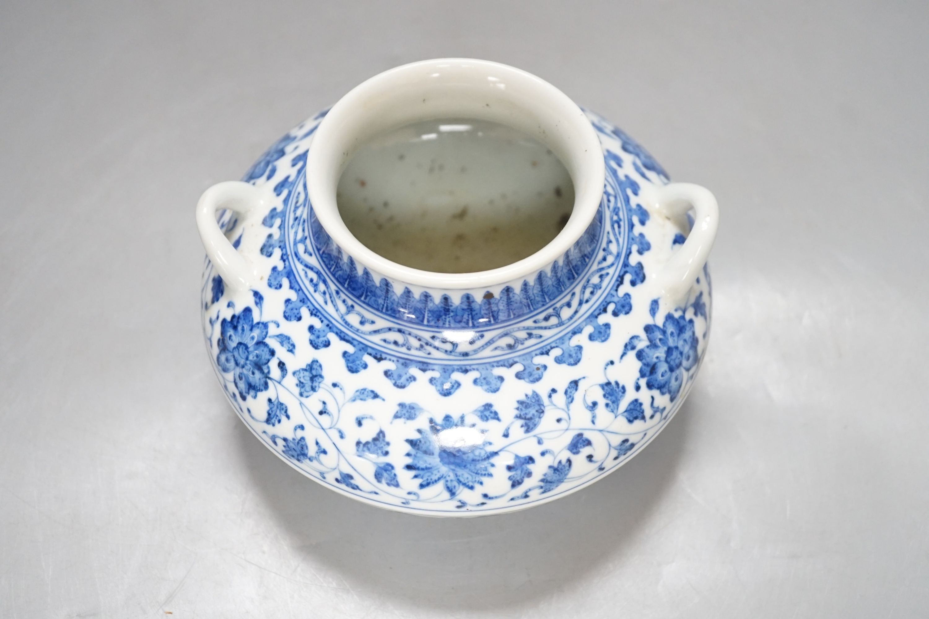 A Chinese blue and white pot, 15cm